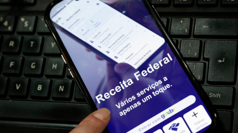 Receita paga nesta sexta maior lote de restituição do IR da história