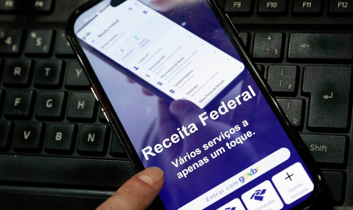 Receita paga nesta sexta maior lote de restituição do IR da história