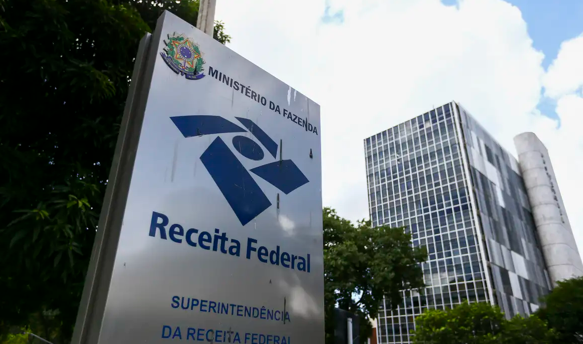 Receita paga nesta terça maior lote de restituição do IR da história