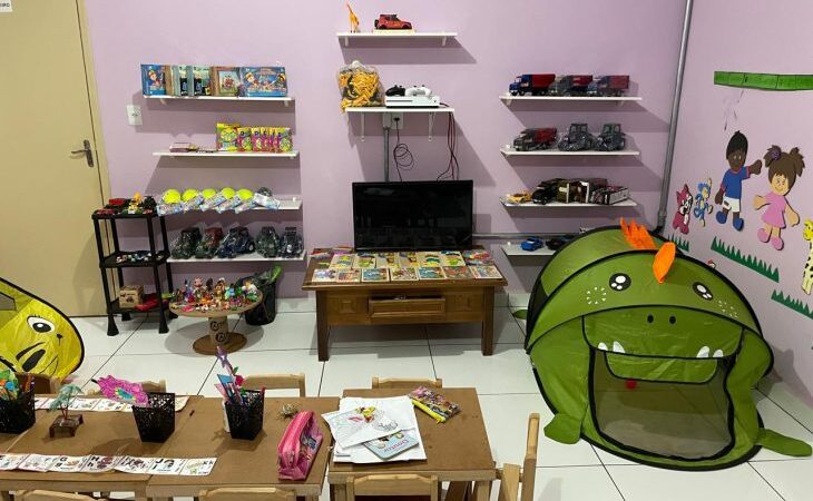 Acolhimento que fica: crianças recebem brinquedos após atendimento na Sala Lilás, em Amambai