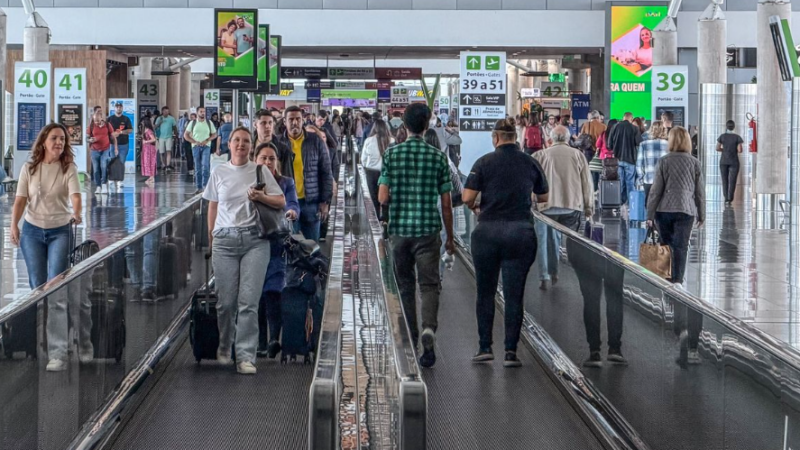 Setor de serviços fica estável em junho e sobe 2% no 1º semestre