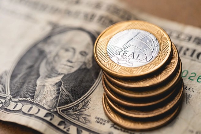 Dólar cai a R$ 5, e bolsa sobe quase 8% após primeiro turno